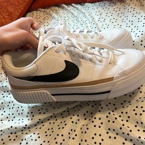 Women’s Nike court legacy